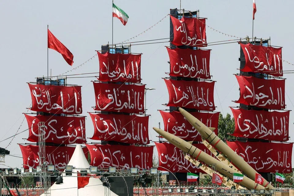 Peluru berpandu Zolfaghar dipamerkan di Dataran Azadi, Teheran, pada 24 Julai 2026 ketika Iran terus mempamerkan keupayaan ketenteraannya di tengah-tengah konflik dengan Amerika Syarikat. Walaupun kedua-dua negara menghentikan sementara serangan dan memberi ruang kepada usaha diplomatik, Teheran menegaskan ia hanya akan mengekalkan jeda itu selagi Washington tidak menyambung semula kempen pengeboman. Rundingan yang diusahakan Oman mengenai krisis di Selat Hormuz pula dilaporkan menunjukkan sedikit kemajuan, namun ketegangan di rantau itu masih kekal tinggi.