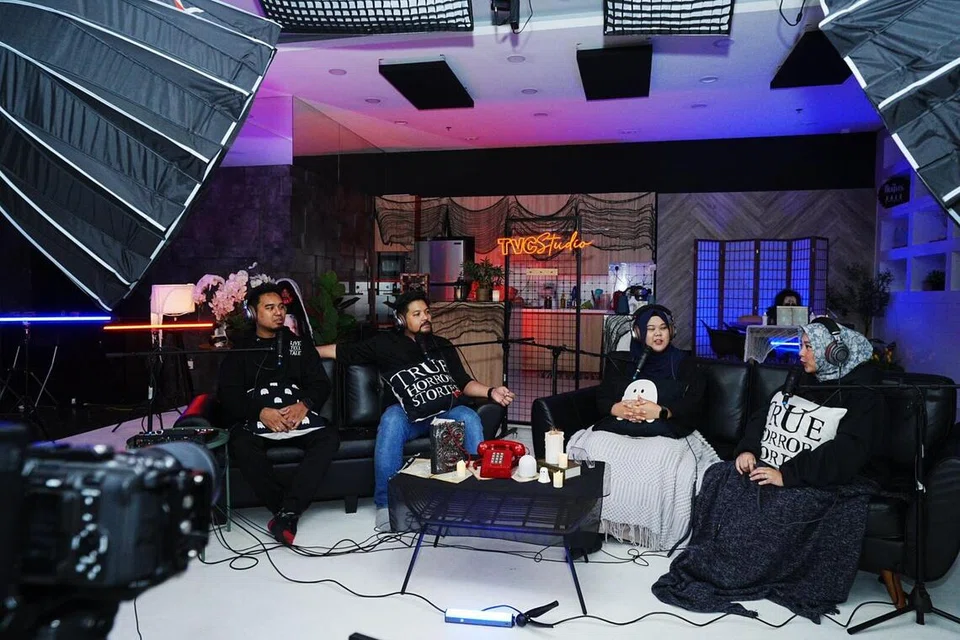 Kru 'True Horror Stories POV’ (dari kiri), Encik Suharyanto Sujak, Encik Aidil Ashrad Mohd Rashid, Cik Fara A’tikah Abu Bakar, dan Cik Siti Naqiah Ayub melakukan vodcast secara langsung setiap Rabu pada 9 malam di studio mereka di Yishun.