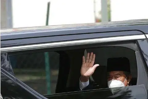 MENGHADAP AGONG: Kenderaan membawa Perdana Menteri, Tan Sri Muhyiddin Yassin meninggalkan kediaman beliau di Bukit Damansara menuju ke Istana Negara. - Foto NSTP