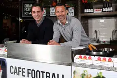 LEGENDA MASUK GELANGGANG: Dua legenda Manchester United ini, Gary Neville (kiri) dan Ryan Giggs, akan mengetuai dua pasukan yang beraksi dalam final Piala CF 2017 pada 8 April ini. - Foto CAFE FOOTBALL