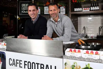 LEGENDA MASUK GELANGGANG: Dua legenda Manchester United ini, Gary Neville (kiri) dan Ryan Giggs, akan mengetuai dua pasukan yang beraksi dalam final Piala CF 2017 pada 8 April ini. - Foto CAFE FOOTBALL