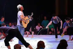DUKUNG USAHA KEMASYARAKATAN: Jason Mraz (memetik gitar) yang aktif membangunkan program seni persembahan 'LIVE ART' di bawah yayasan kemasyarakatannya ingin memperkasa golongan pelajar istimewa menerusi seni lantas teruja dipelawa menjadi penghibur bagi pembuka tirai Sukan Musim Sejuk Sedunia Olimpik Khas di Austria pada 18 Mac ini. - Foto LAMAN JASON MRAZ.COM