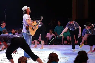 DUKUNG USAHA KEMASYARAKATAN: Jason Mraz (memetik gitar) yang aktif membangunkan program seni persembahan 'LIVE ART' di bawah yayasan kemasyarakatannya ingin memperkasa golongan pelajar istimewa menerusi seni lantas teruja dipelawa menjadi penghibur bagi pembuka tirai Sukan Musim Sejuk Sedunia Olimpik Khas di Austria pada 18 Mac ini. - Foto LAMAN JASON MRAZ.COM