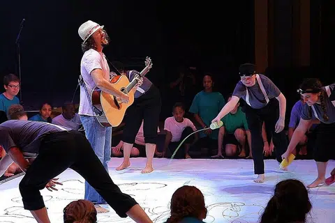 DUKUNG USAHA KEMASYARAKATAN: Jason Mraz (memetik gitar) yang aktif membangunkan program seni persembahan 'LIVE ART' di bawah yayasan kemasyarakatannya ingin memperkasa golongan pelajar istimewa menerusi seni lantas teruja dipelawa menjadi penghibur bagi pembuka tirai Sukan Musim Sejuk Sedunia Olimpik Khas di Austria pada 18 Mac ini. - Foto LAMAN JASON MRAZ.COM