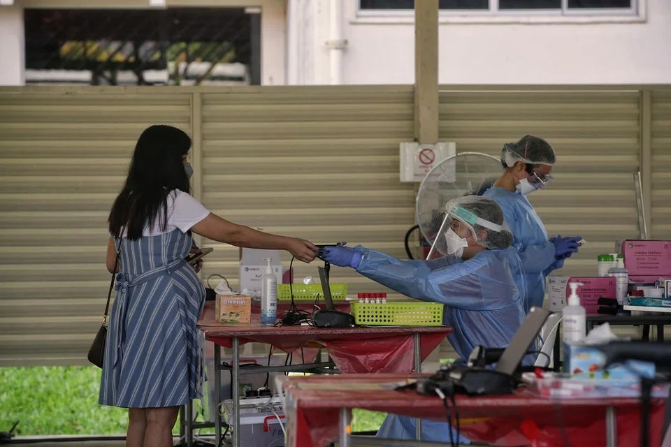 Pihak berkuasa akan meluaskan pemantauan pada setiap kes Covid-19 untuk mengenal pasti setiap kontak dekat demi membendung penyebaran penyakit tersebut. - FOTO: Fail. 