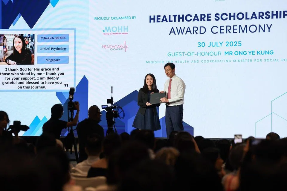 Menteri Kesihatan, Encik Ong Ye Kung, menyampaikan biasiswa kepada Cik Celia Goh, semasa majlis penyampaian Anugerah Biasiswa MOHH Healthcare pada 30 Julai di Pusat Konvensyen Raffles City .