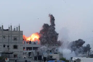 Tentera Israel terus mengebom tengah Gaza pada 3 Jun ketika dua menteri sayap kanan mengancam meletakkan jawatan jika Israel bersetuju melaksanakan gencatan senjata.