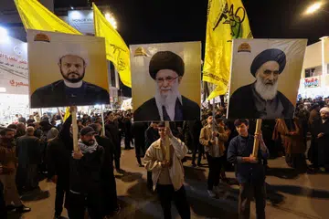 Orang ramai membawa potret pemimpin agung Iran, Ayatollah Ali Khamenei, bersama potret Akram al-Kaabi dan Ayatollah Besar Ali al-Sistani ketika satu perarakan pengebumian simbolik bagi Khamenei di Najaf, Iraq pada 3 Mac 2026. Perarakan itu diadakan selepas kematian Khamenei dalam serangan udara Israel dan Amerika Syarikat di tengah konflik yang semakin memuncak antara kedua-dua negara dengan Iran.