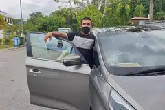 REDA DENGAN KEADAAN: Meskipun terpaksa menghantar barangan dari Loyang ke Jurong West, Encik Faizal tetap bersikap positif demi menyara keluarganya termasuk orang tuanya yang menghidap penyakit kronik. - Foto ihsan MOHAMMAD FAIZAL ABDUL LATIFF