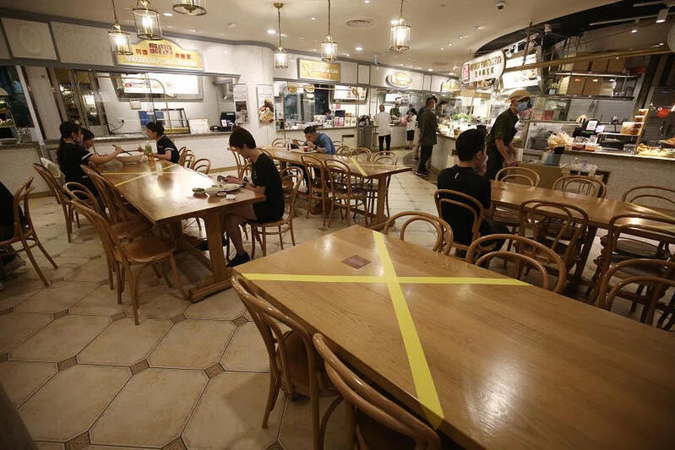 LANGKAH LEBIH KETAT: Kementerian Kesihatan mengumumkan pusat penjaja dan restoran kini dibuka bagi tujuan pembelian secara 'bungkus' atau tempahan sahaja. Orang ramai tidak dibenarkan menikmati makanan di dalam restoran atau kedai kopi sebagaimana biasa. 