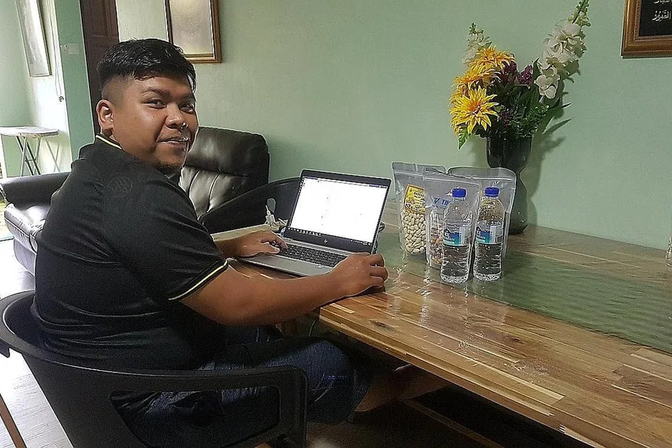 BUAT PENYESUAIAN BILA KERJA DARI RUMAH: Jika di pejabat, Encik Bahrom (atas) mempunyai waktu makan tetap dan akan makan bersama rakan sekerja lain tetapi di rumah beliau makan sambil membuat kerja dan makan apa sahaja yang ada di dapur. - Foto BM oleh NUR DHUHA ESOOF