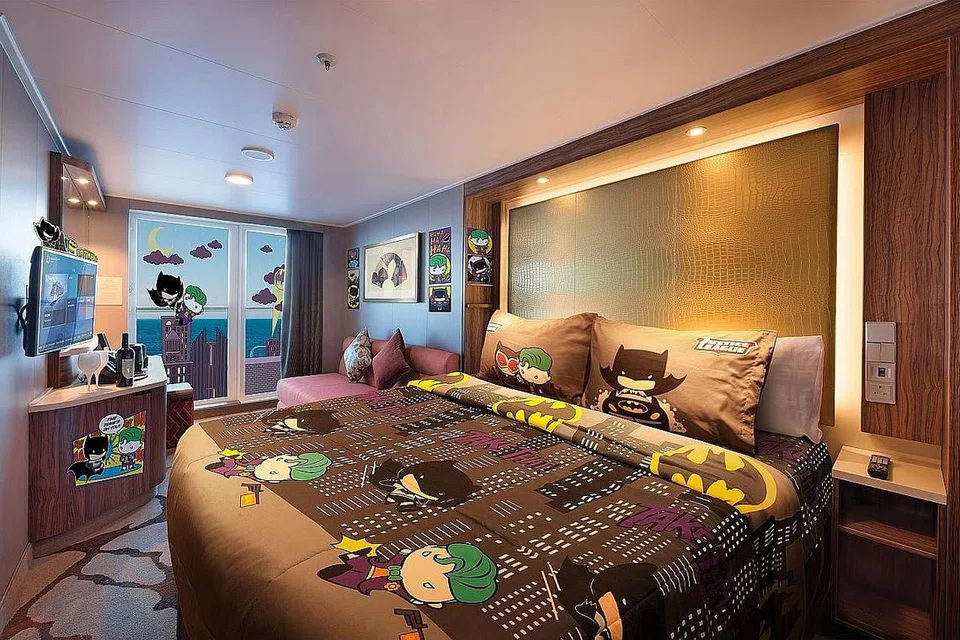 HIASAN UNIK: Sesuai dengan pakej Justice League, bilik telah dihiasi dengan elemen Batman. - Foto DREAM CRUISES