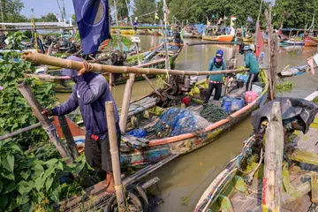 Nelayan mengikat bot selepas pulang dari laut di pelabuhan tradisional Kampung Bungko Lor, Cirebon, Jawa Barat. Presiden Indonesia, Prabowo Subianto, berkata rakyat Indonesia bukan bangsa malas, sebaliknya bekerja keras dalam sektor seperti perikanan, pertanian dan perladangan. Indonesia juga merupakan antara penyumbang utama tenaga kerja kepada industri perikanan global.