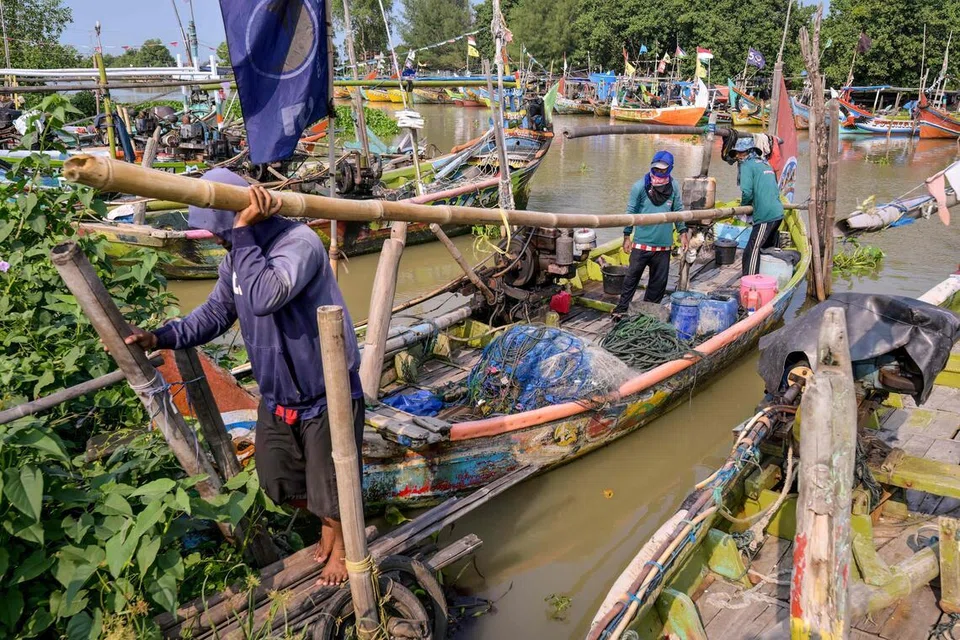Nelayan mengikat bot selepas pulang dari laut di pelabuhan tradisional Kampung Bungko Lor, Cirebon, Jawa Barat. Presiden Indonesia, Prabowo Subianto, berkata rakyat Indonesia bukan bangsa malas, sebaliknya bekerja keras dalam sektor seperti perikanan, pertanian dan perladangan. Indonesia juga merupakan antara penyumbang utama tenaga kerja kepada industri perikanan global.