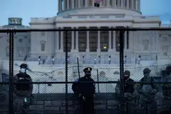KAWAL RAPI: Beberapa anggota polis dan Pengawal Nasional mengawal rapi kawasan sekeliling Capitol selepas pasukan penyokong Encik Trump menceroboh bangunan itu kelmarin. - Foto AFP