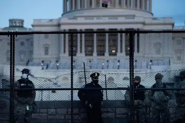 KAWAL RAPI: Beberapa anggota polis dan Pengawal Nasional mengawal rapi kawasan sekeliling Capitol selepas pasukan penyokong Encik Trump menceroboh bangunan itu kelmarin. - Foto AFP