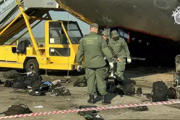 CARI BUKTI: Anggota penyiasat kelmarin meneliti tapak di mana pesawat Aeroflot terbakar semasa mendarat di Lapangan Terbang Antarabangsa Sheremetyevo di Moscow pada Ahad lalu. - Foto EPA-EFE