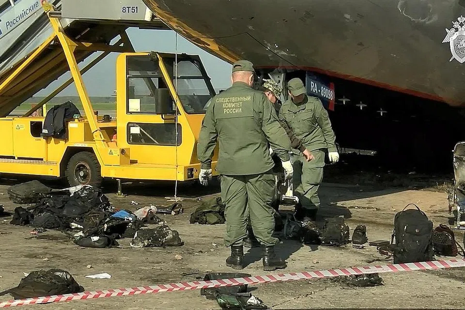 CARI BUKTI: Anggota penyiasat kelmarin meneliti tapak di mana pesawat Aeroflot terbakar semasa mendarat di Lapangan Terbang Antarabangsa Sheremetyevo di Moscow pada Ahad lalu. - Foto EPA-EFE