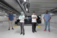 TAWARKAN KHIDMAT KHUSUS: (Dari kiri) Encik Mohammad Sofian Mat Daud, Cik Nur Hidayah Abdul Razak, Encik Muhammad Nazri Abdul Razak dan Encik Venod Kumar merupakan antara 100 penghantar sambilan di bawah syarikat LARI yang menawarkan khidmat penghantaran pantas. - Foto BH oleh GAVIN FOO