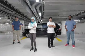 TAWARKAN KHIDMAT KHUSUS: (Dari kiri) Encik Mohammad Sofian Mat Daud, Cik Nur Hidayah Abdul Razak, Encik Muhammad Nazri Abdul Razak dan Encik Venod Kumar merupakan antara 100 penghantar sambilan di bawah syarikat LARI yang menawarkan khidmat penghantaran pantas. - Foto BH oleh GAVIN FOO