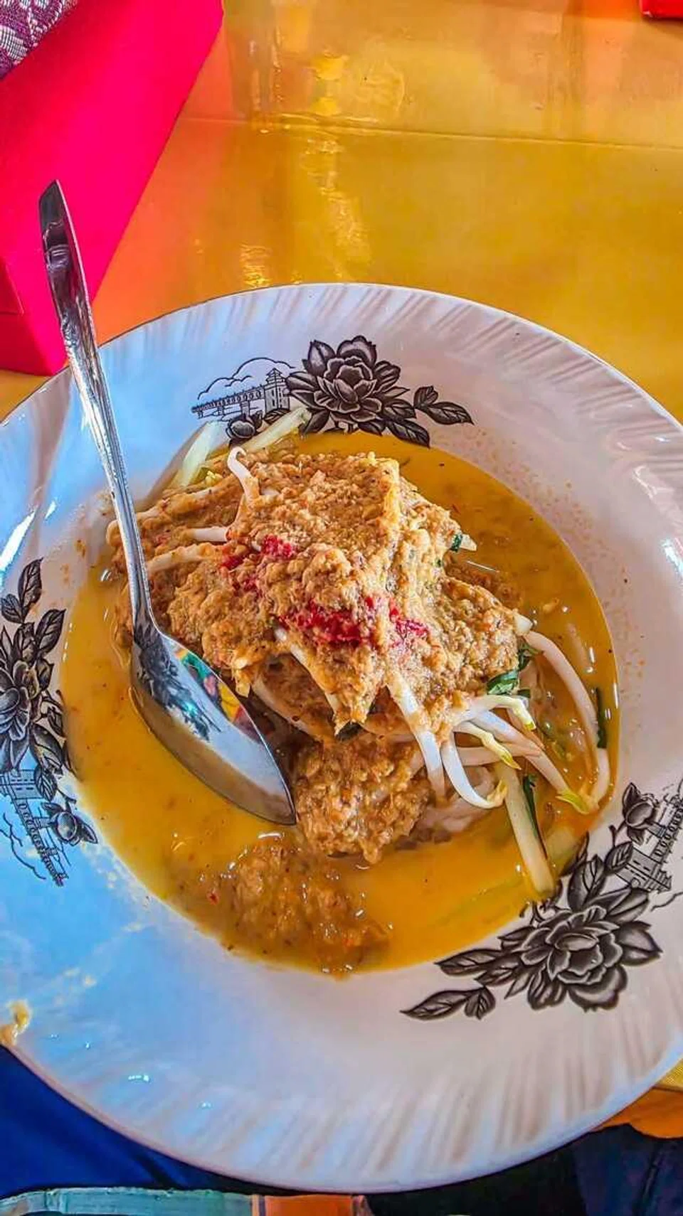 Mi Laksa Lingga diperbuat daripada tepung sagu.