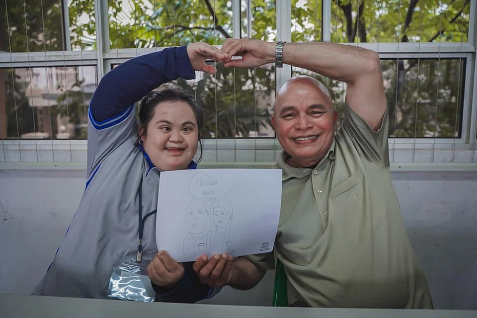 LUKISAN DARI HATI: Nurul Fitriah, bersama bapanya Encik Abdul Halal, meluahkan perasaan melalui lukisan-lukisannya. - Foto-foto BM oleh NUR DIYANA TAHA