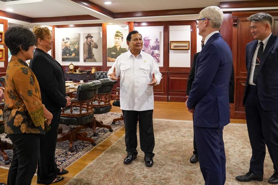 Menteri Pertahanan Indonesia dan Presiden Terpilih Encik Prabowo Subianto (tengah) bertemu dengan Ketua Pegawai Eksekutif Apple, Encik Tim Cook (dua dari kanan) di pejabat kementerian pertahanan di Jakarta.