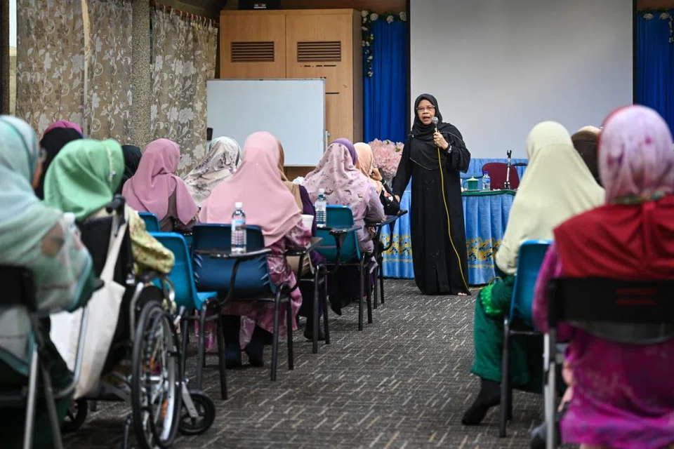 BERI BIMBINGAN DAN SOKONGAN: Guru pesara, Cik  Maimunah Kemat, merupakan mentor bagi program, Sentuhan Emas di Masjid Darul Aman, yang menyediakan kelas berunsur agama dan akhlak serta sesi sokongan dan perkongsian bagi peserta warga emas meluahkan perasaan dan masalah.