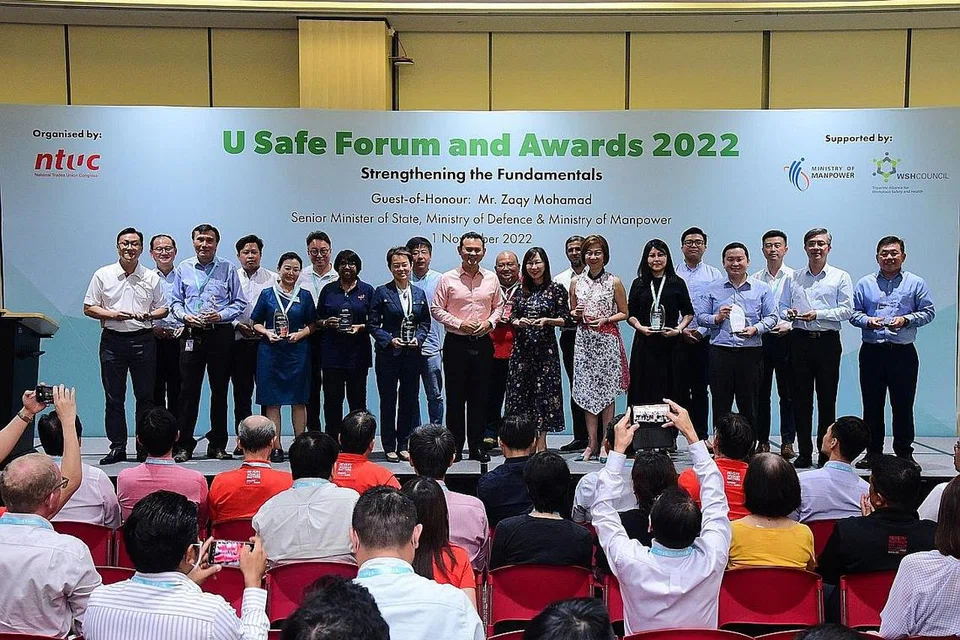 DIIKTIRAF SEDIAKAN TEMPAT KERJA SELAMAT: Encik Zaqy (berbaju merah jambu) bersama wakil-wakil kesatuan, syarikat serta syarikat kecil dan sederhana (SME) yang diiktiraf NTUC kerana menunjukkan semangat WSH 2028 dalam menjaga kesejahteraan pekerja mereka. - Foto oleh NTUC.