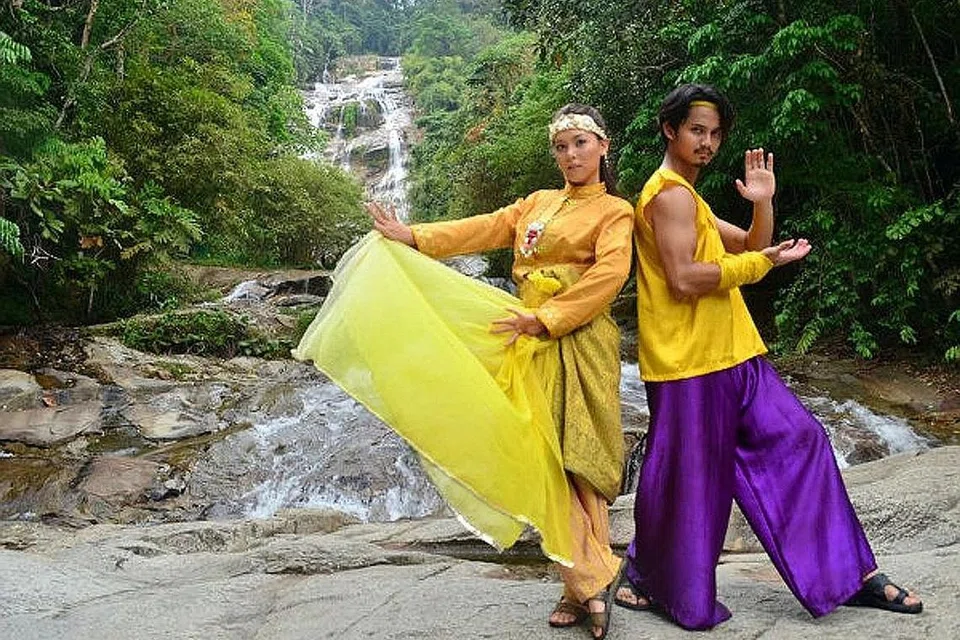 'PAK PONG': Filem komedi fantasi 'Pak Pong' memaparkan pelakon utama, Siti Saleha dan Hairul Azreen, dan telah mula ditayangkan di pawagam di Malaysia semalam. - Foto CINEMA ONLINE 