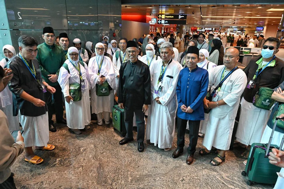 Encik Masagos Zulkifli (tengah) bersama Presiden Muis, Encik Saat A. Rahman (baju biru) dan Ketua Eksekutif Muis, Encik Kadir Maideen (tiga dari kiri) berada di Lapangan Terbang Changi bagi menghantar kumpulan terakhir jemaah Singapura. 