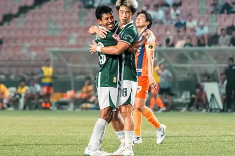Pemain Geylang International meraikan kemenangan 3-1 ke atas FC Jurong di Our Tampines Hub pada 10 Oktober, sekali gus melonjakkan pasukan itu ke puncak Liga Perdana Singapura (SPL).