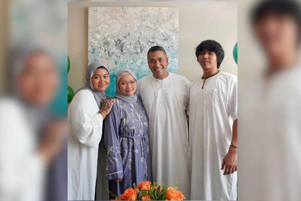 Harraz Hizam (kanan) bersama keluarganya, (dari kiri) kakak Cik Nur Sarah Hizam, 21 tahun; ibu Cik Surianis Shukri, 46 tahun; dan ayah Encik Hizam Haiyon, 51 tahun.