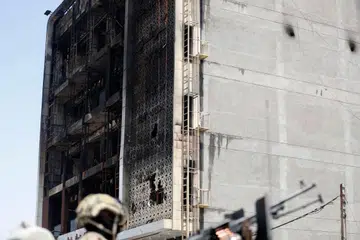 Seorang anggota pasukan keselamatan Iraq berkawal pada 17 Julai 2025 di hadapan pusat beli-belah yang rosak selepas kebakaran melanda Hyper Mall yang baru dibuka di bandar Kut, timur Iraq, pada waktu malam 16 Julai, mengorbankan sekurang-kurangnya 60 orang menurut pihak berkuasa Iraq. Pegawai telah melancarkan siasatan terhadap kebakaran tersebut, yang merupakan insiden terbaru di negara yang sering mengabaikan peraturan keselamatan.