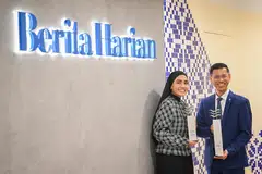 KEJAYAAN CEMERLANG: Encik Shahrin Abdol Salam menerima Anugerah Jauhari BH 2023 manakala Shazza atau nama asalnya, Shareefa Aminah Abdul Shariff menerima Anugerah Jauhari Harapan BH 2023.