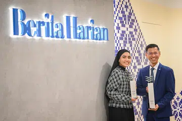 KEJAYAAN CEMERLANG: Encik Shahrin Abdol Salam menerima Anugerah Jauhari BH 2023 manakala Shazza atau nama asalnya, Shareefa Aminah Abdul Shariff menerima Anugerah Jauhari Harapan BH 2023.