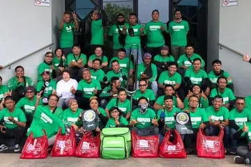 Penghantar makanan GrabFood meluangkan masa mengedarkan makanan kepada yang memerlukan semalam. - Foto HAI VAN DER ZAM/FACEBOOK