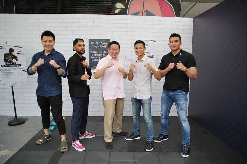 MELAWAN DADAH: (Dari kiri) Encik Enoch Teo, THELIONCITYBOY, Encik Amrin Amin, Muhamad Ridhwan, dan Aaron Aziz yang juga merupakan duta antidadah, hadir di festival Feed Your Ambition di *SCAPE bagi menyokong usaha menggalakkan golongan belia mengejar impian dan menjauhi dadah.