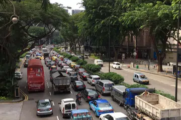 Keadaan lalu lintas di sini lebih baik daripada di tempat seperti New York, London dan Shanghai, serta bandar raya Chengdu, Tianjin dan Beijing di China. 