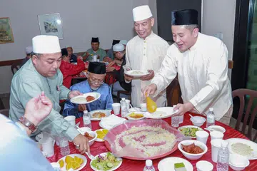 KENALI SATU SAMA LAIN: Encik Amrin Amin (kanan) menjamu selera bersama asatizah, termasuk Ustaz Pasuni Maulan (dua dari kiri) dan pengerusi Masjid Yusof Ishak, Encik Mohammad Ayub Johari (tiga dari kiri), dalam satu majlis iftar yang diadakan baru-baru ini. - Foto BH oleh IQBAL FAIZAL