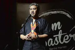 ANUGERAH MASTERA: Isa Kamari terima anugerah Mastera