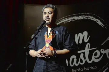 ANUGERAH MASTERA: Isa Kamari terima anugerah Mastera