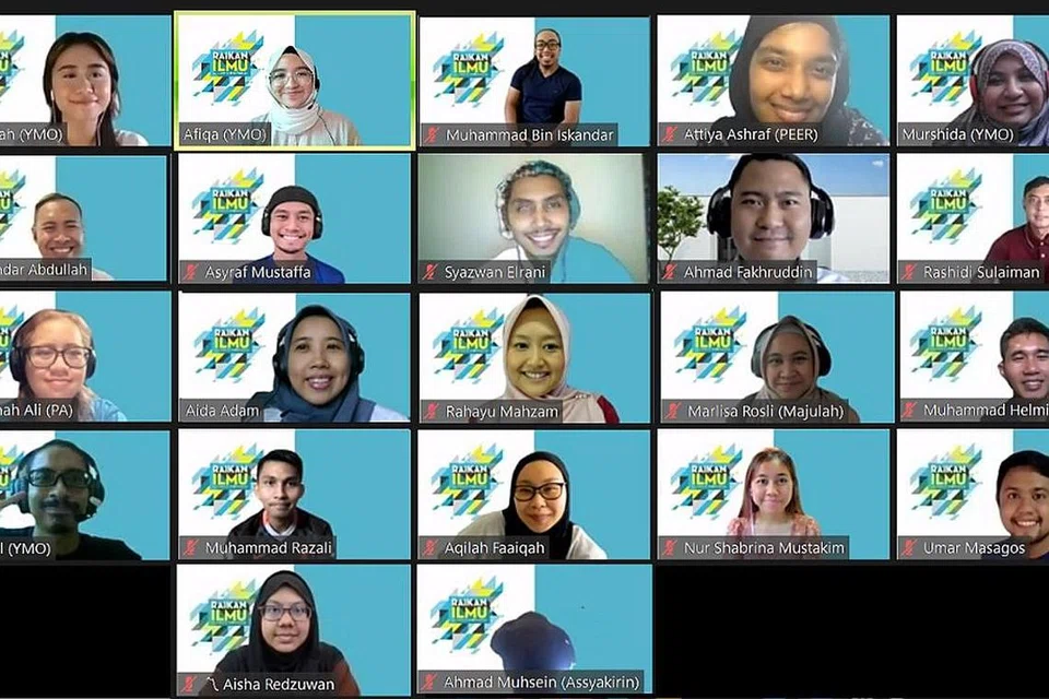 MENJADI MENTOR: Cik Rahayu Mahzam (barisan tengah, tiga dari bawah) yang bertanggungjawab memantau Bidang Tumpuan M³ yang ketiga iaitu berkaitan memperkasa belia dan pementoran, gembira ramai yang tampil menjadi mentor kepada para belia demi memperkasa mereka. - Foto YAYASAN MENDAKI