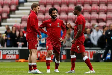TUNGGAK PASUKAN: Tiga pemain Liverpool - (dari kiri) Jon Flanagan, Mohamed Salah dan Georginio Wijnaldum - di padang latihan pasukan itu baru-baru ini. - Foto REUTERS