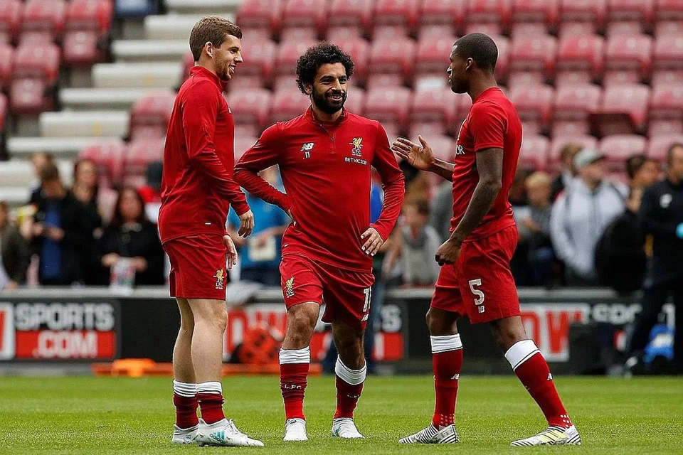 TUNGGAK PASUKAN: Tiga pemain Liverpool - (dari kiri) Jon Flanagan, Mohamed Salah dan Georginio Wijnaldum - di padang latihan pasukan itu baru-baru ini. - Foto REUTERS