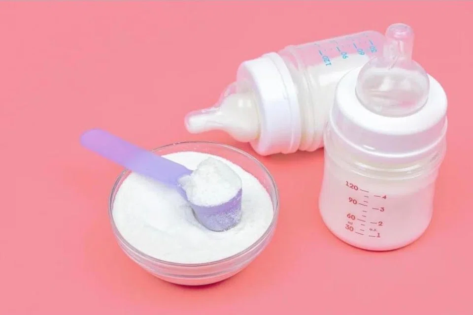 Seorang bayi berusia 16 bulan nyaris terbunuh selepas ibu bapanya yang khayal dadah membancuh susu dengan cecair syabu. 