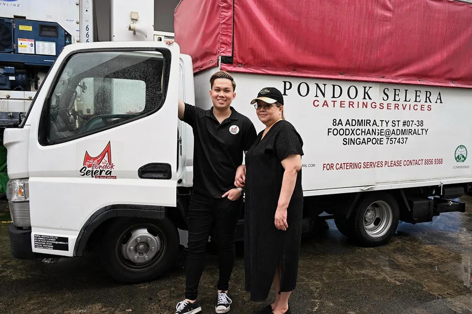 Encik Hadi Hazman biasanya menguruskan operasi dapur pusat Pondok Selera Catering Services di FoodXchange @ Admiralty, manakala ibunya, Cik Nur Hidayah Abdullah, menguruskan gerai penjaja Pondok Selera by Nurul Hidayah di Woodlands.