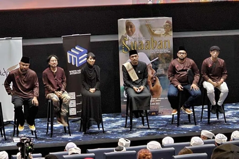 MAKLUM BALAS POSITIF: Filem ‘Syaaban’ yang merupakan sebuah filem amal, mengetengahkan konsep ikhlas dan dibintangi Dr Nadia Marican (tiga dari kiri) dan Datuk Adi Putra (empat dari kiri). Filem tersebut menerima respons yang baik daripada penonton di Singapura, Malaysia dan Brunei.   