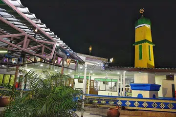 SUASANA TENANG: Pengerusi Masjid Pertempatan Melayu Sembawang, Encik Mohd Amin Ab. Latip, berkata jemaah suka datang ke masjid itu untuk bertarawih kerana suasananya yang tenang, siap dengan hiasan lampu lap-lip yang mengalu-alukan mereka, tempat letak kenderaannya luas dan berpeluang bertemu bekas teman sekampung. - Foto BH oleh DESMOND WEE