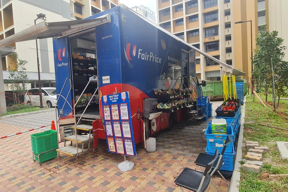 MENDEKATKAN PERKHIDMATAN KEPADA PENDUDUK: Penduduk Tengah boleh pergi ke trak barangan runcit atau menggunakan mesin layan diri untuk membeli barangan yang diperlukan. 